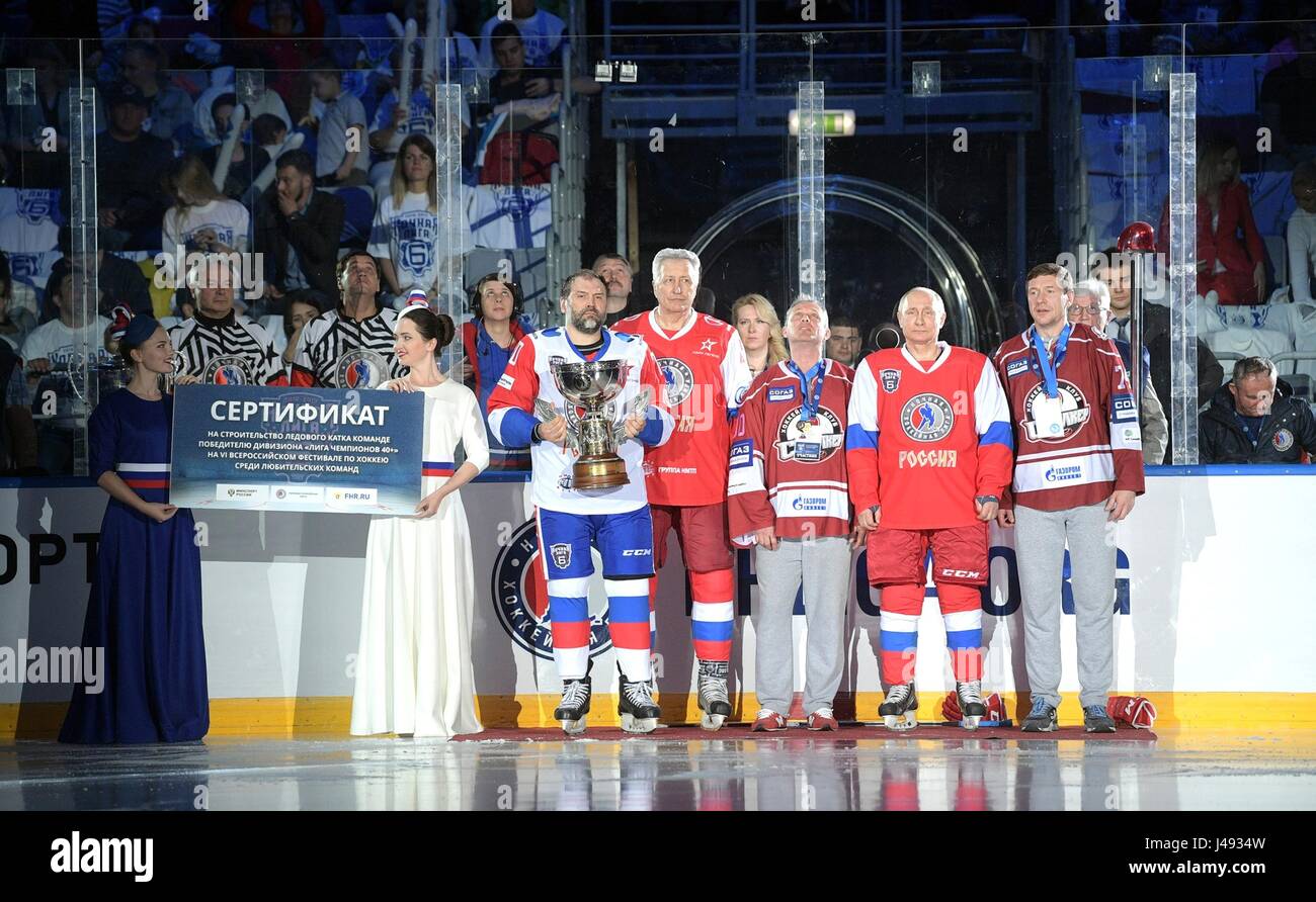 Sotschi Russland 10 Mai 2017 Der Russische Prasident Vladimir Putin Tragt Ein Rotes Trikot Mit Der Nummer 11 Wahrend Der Preisverleihung Des Nacht Eishockey Liga Im Bolschoi Ice Dome 10 Mai 2017 In Sotschi