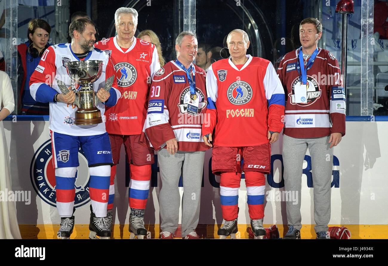 Sotschi, Russland. 10. Mai 2017. Der russische Präsident Vladimir Putin trägt ein rotes Trikot mit der Nummer 11 während der Preisverleihung des Nacht-Eishockey-Liga im Bolschoi Ice Dome 10. Mai 2017 in Sotschi, Russland. Der russische Staatschef, 64, schlossen sich mit Verteidigung-Chef Sergej Schoigu und drei olympische Meister persönlich sieben seiner Zeit führen die Hockey-Legenden zum Sieg Tore geht. Bildnachweis: Planetpix/Alamy Live-Nachrichten Stockfoto
