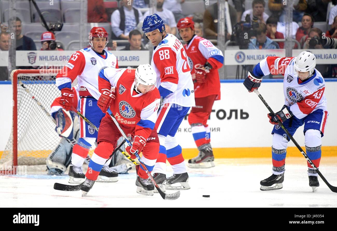 Sotschi, Russland. 10. Mai 2017. Der russische Präsident Vladimir Putin trägt ein rotes Trikot mit der Nummer 11 während der Aktion in der Nacht Ice Hockey League im Bolschoi Ice Dome 10. Mai 2017 in Sotschi, Russland. Der russische Staatschef, 64, schlossen sich mit Verteidigung-Chef Sergej Schoigu und drei olympische Meister persönlich sieben seiner Zeit führen die Hockey-Legenden zum Sieg Tore geht. Bildnachweis: Planetpix/Alamy Live-Nachrichten Stockfoto