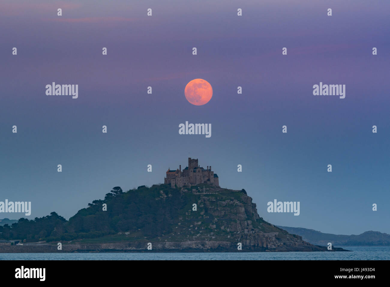 Penzance, Cornwall, UK. 10. Mai 2017. Großbritannien Wetter. Der vollständige "Blume" Mondaufgang hinter St Michaels Mount heute Abend. Mays Vollmond ist wie der Mond Blume bekannt, weil es steigt, wenn Blumen beginnen zu blühen und blühen. Es ist auch bekannt als der Frosch, Milch (weil Wolfsmilch zu blühen beginnt) oder Mais Anpflanzen Mond. Bildnachweis: Simon Maycock/Alamy Live-Nachrichten Stockfoto