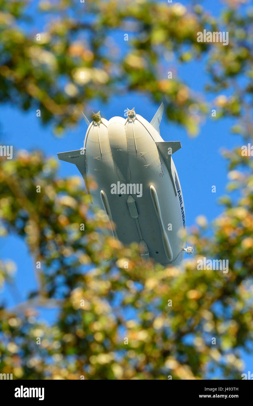 Bedfordshire Großbritannien, 10. Mai 2017. Die Weltgrößte Luftschiff, das AIRLANDER 10 Nimmt erfolgreich an 17:25 und führt einen Test Flug über Bedfordshire Manöver üben, und tippen Sie auf Anlandungen für über 2 Stunden, und es ist die Landung um 20:17 Kurz vor sunsett in Cardington Flugplatz in Bedfordshire, England UK. Stockfoto