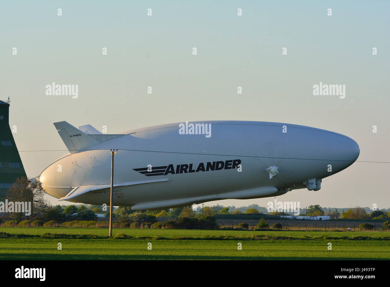 Bedfordshire Großbritannien, 10. Mai 2017. Die Weltgrößte Luftschiff, das AIRLANDER 10 Nimmt erfolgreich an 17:25 und führt einen Test Flug über Bedfordshire Manöver üben, und tippen Sie auf Anlandungen für über 2 Stunden, und es ist die Landung um 20:17 Kurz vor sunsett in Cardington Flugplatz in Bedfordshire, England UK. Stockfoto