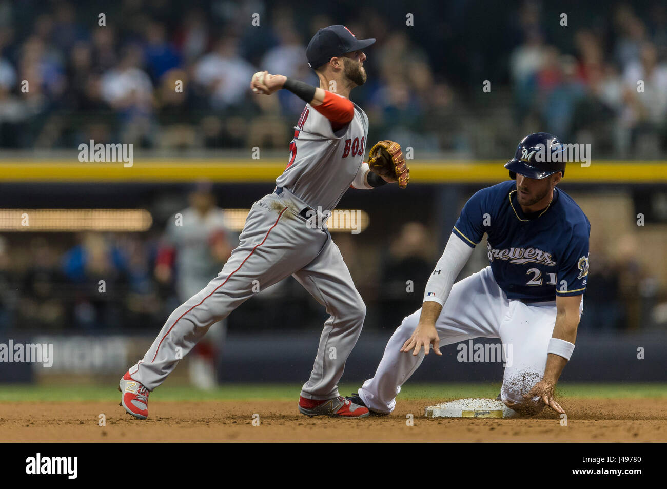 Milwaukee, WI, USA. 9. Mai 2017. Boston Red Sox zweiter Basisspieler Dustin Pedroia #15 in Aktion während der Major League Baseball Spiel zwischen den Milwaukee Brewers und den Boston Red Sox im Miller Park in Milwaukee, Wisconsin. John Fisher/CSM/Alamy Live-Nachrichten Stockfoto