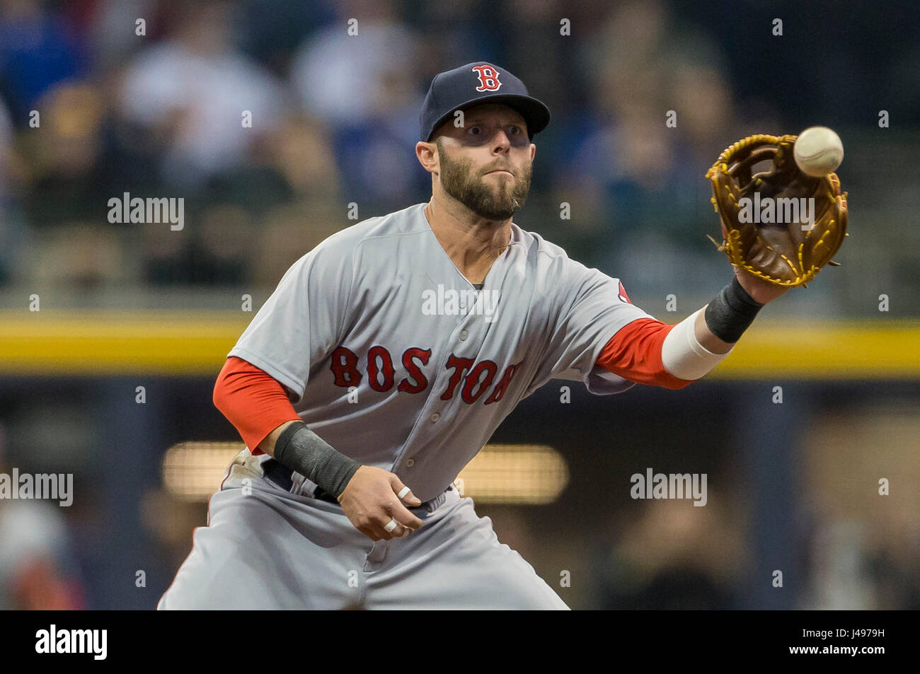 Milwaukee, WI, USA. 9. Mai 2017. Boston Red Sox zweiter Basisspieler Dustin Pedroia #15 in Aktion während der Major League Baseball Spiel zwischen den Milwaukee Brewers und den Boston Red Sox im Miller Park in Milwaukee, Wisconsin. John Fisher/CSM/Alamy Live-Nachrichten Stockfoto