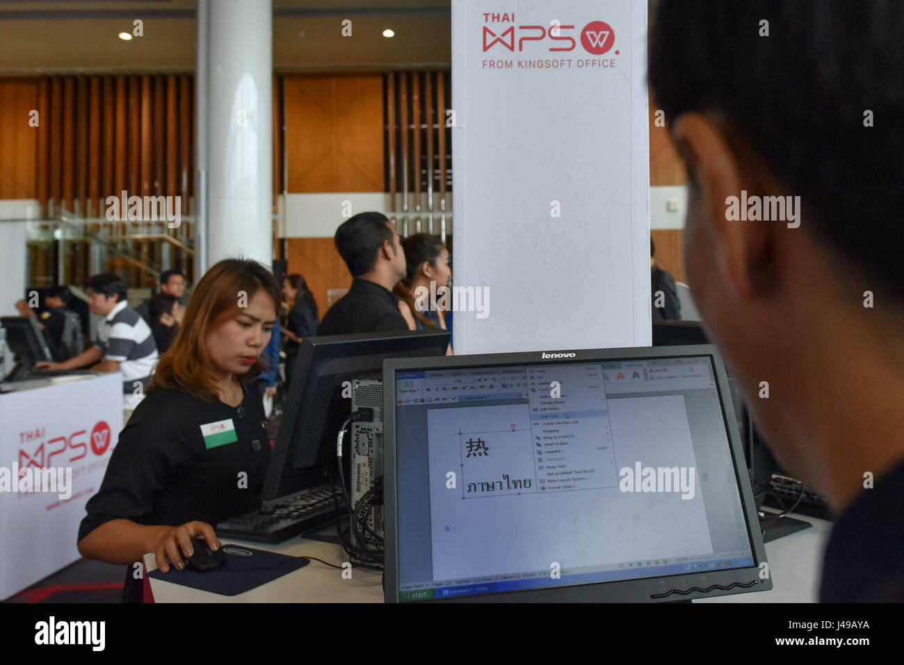 Bangkok, Thailand. 11. Mai 2017. Menschen versuchen auf die neu erschienenen "Thai WPS", die lokalisierte Version der chinesischen Office-Suite "WPS Office" in Bangkok, Thailand, am 11. Mai 2017. Kingsoft Office startete die Thai lokalisierte Version seiner Unterschrift OfficeSuite "WPS Office" Donnerstag in Bangkok. Die lokalisierte Version, bekannt als "Thai WPS", ist auch in der Lage, Benutzer von Desktop- und mobilen Plattformen bieten Cloud synchronisieren, Analyse großer Datenmengen und AI-Leistungen. Bildnachweis: Li Mangmang/Xinhua/Alamy Live-Nachrichten Stockfoto