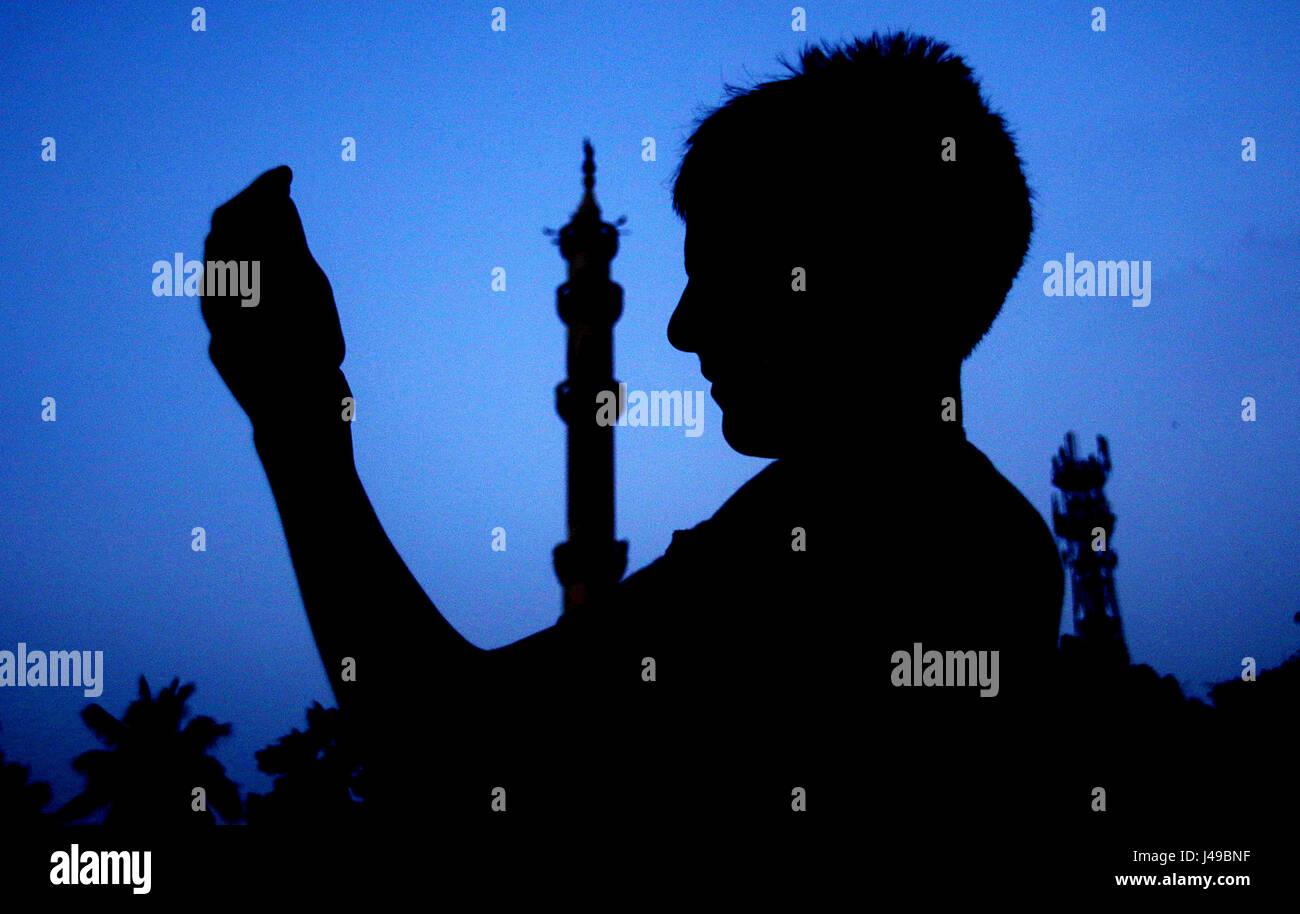 Karachi, Pakistan. 11. Mai 2017. Ein pakistanischer muslimische Junge bietet Gebet auf einem Friedhof, Shab-e-Barat oder die Nacht der Vergebung im südlichen Hafenstadt pakistanischen Stadt Karachi, am 11. Mai 2017 zu markieren. Bildnachweis: Arshad/Xinhua/Alamy Live-Nachrichten Stockfoto