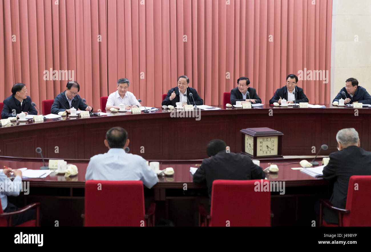 (170511)--Peking, 11. Mai 2017 (Xinhua)--Yu Zhengsheng (C, hinten), Vorsitzender des Nationalkomitees der politischen Konsultativkonferenz des chinesischen Volkes leitet eine zweiwöchentliche Beratungsgespräch zum besser des Landes Abfall in Peking, Hauptstadt von China, 11. Mai 2017 verwalten.  (Xinhua/Ding Haitao) (Angeles) Stockfoto