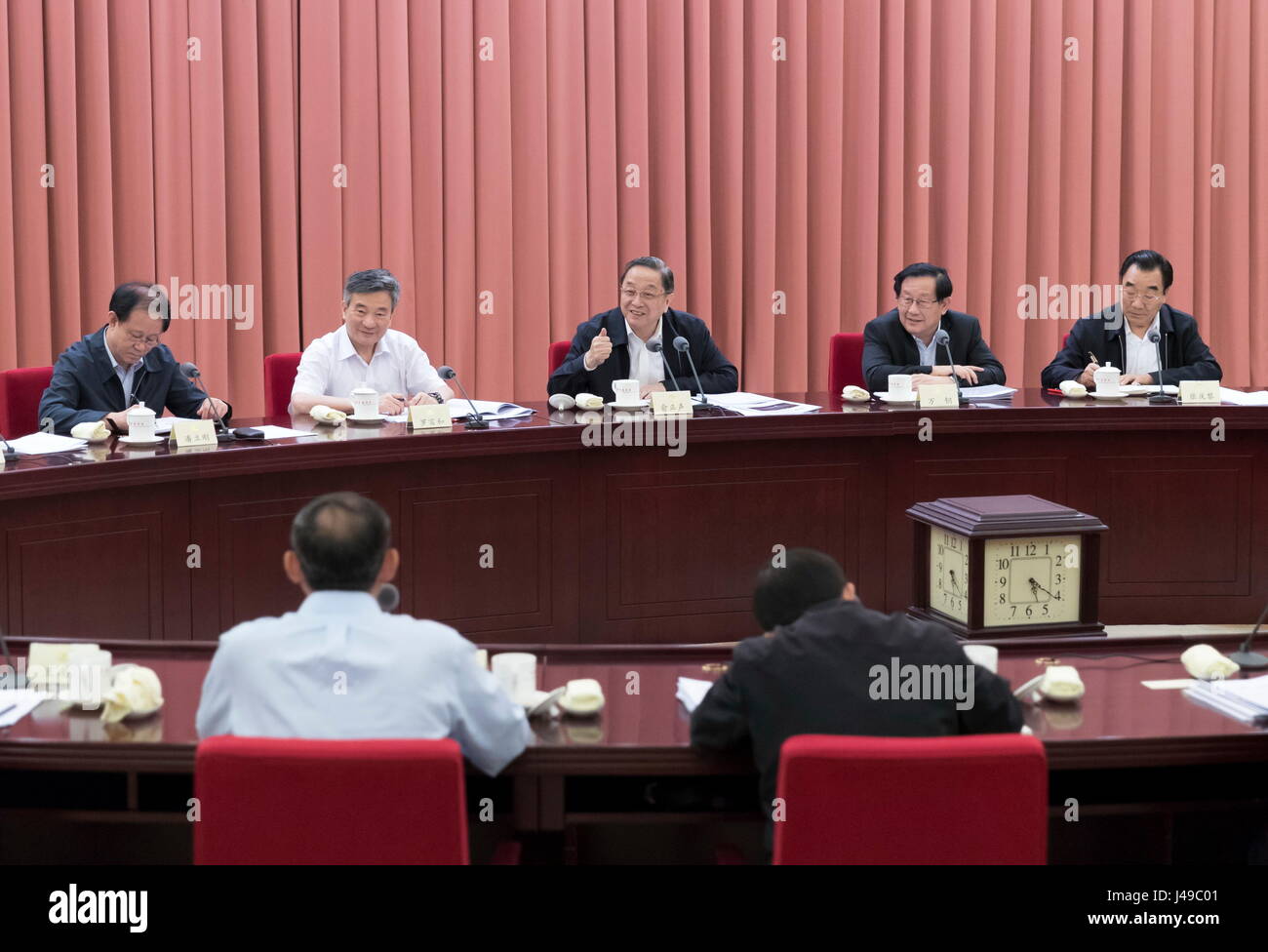 (170511)--Peking, 11. Mai 2017 (Xinhua)--Yu Zhengsheng (C, hinten), Vorsitzender des Nationalkomitees der politischen Konsultativkonferenz des chinesischen Volkes leitet eine zweiwöchentliche Beratungsgespräch zum besser des Landes Abfall in Peking, Hauptstadt von China, 11. Mai 2017 verwalten.  (Xinhua/Ding Haitao) (Angeles) Stockfoto