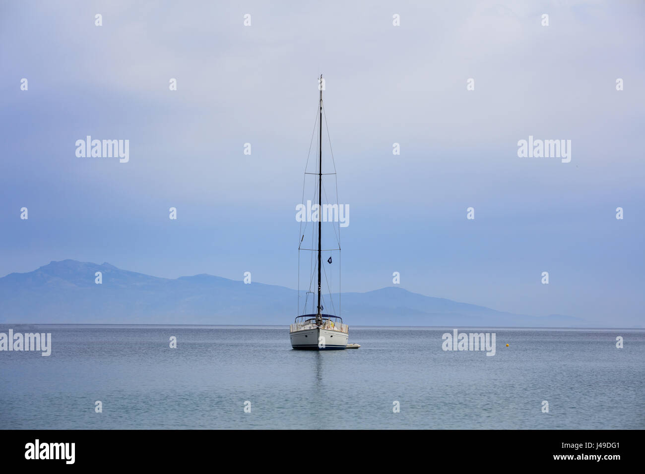 Segelboot auf blauem Meer und Himmel Hintergrund Stockfoto