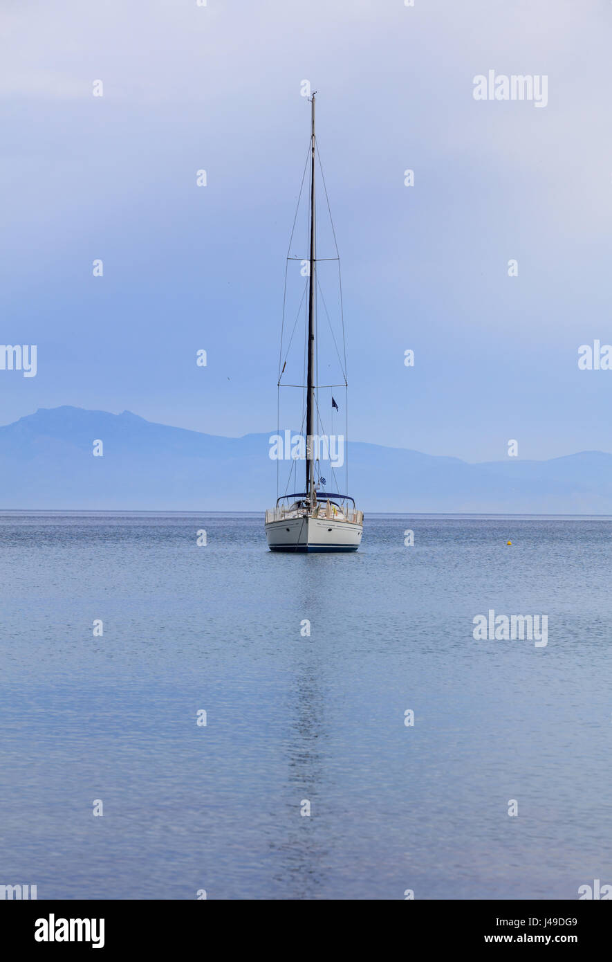 Segelboot auf blauem Meer und Himmel Hintergrund Stockfoto