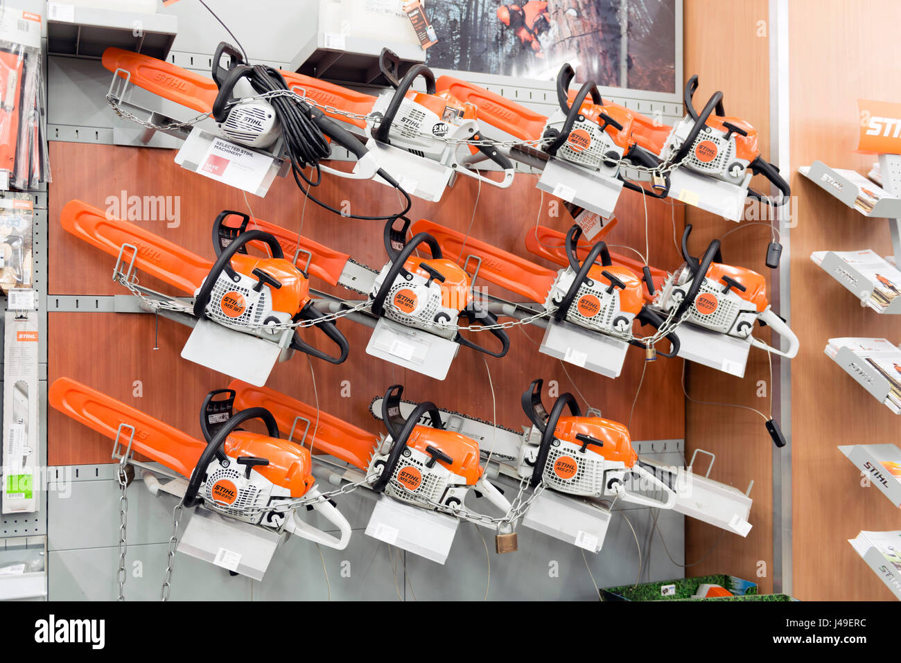 Stihl Motorsägen für den Verkauf in einem Geschäft, UK. Stockfoto