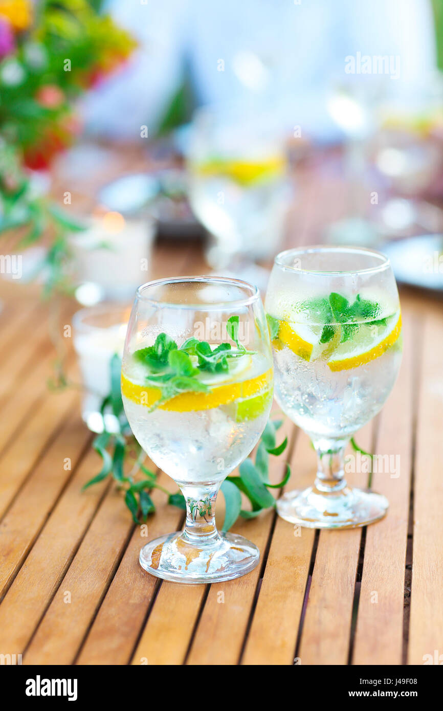 Zwei Gläser natürliche Limonade auf dem Tisch bei Outdoor-Sommerparty Stockfoto
