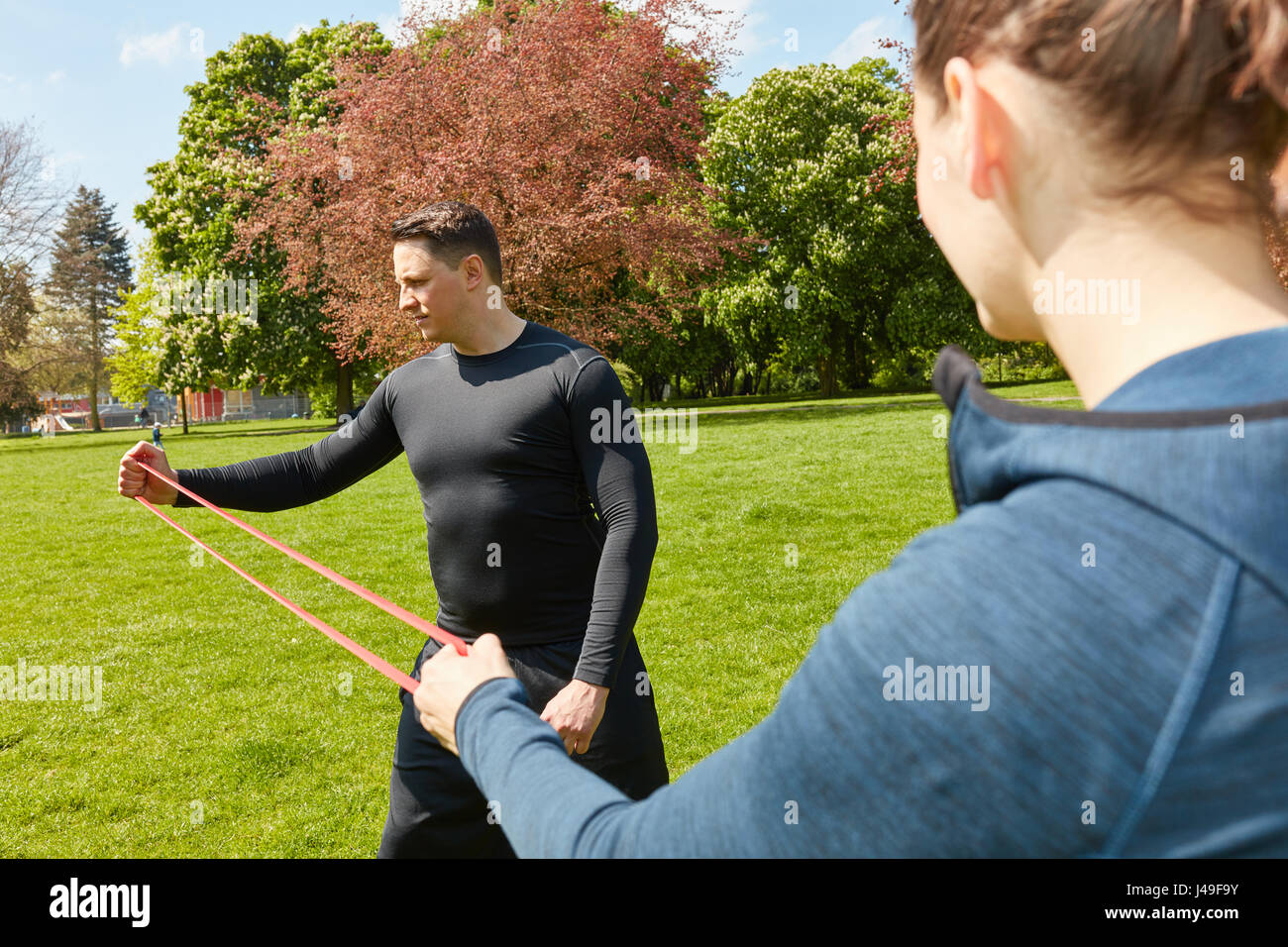 Mann-Fitness-Training mit Gummiband im park Stockfoto
