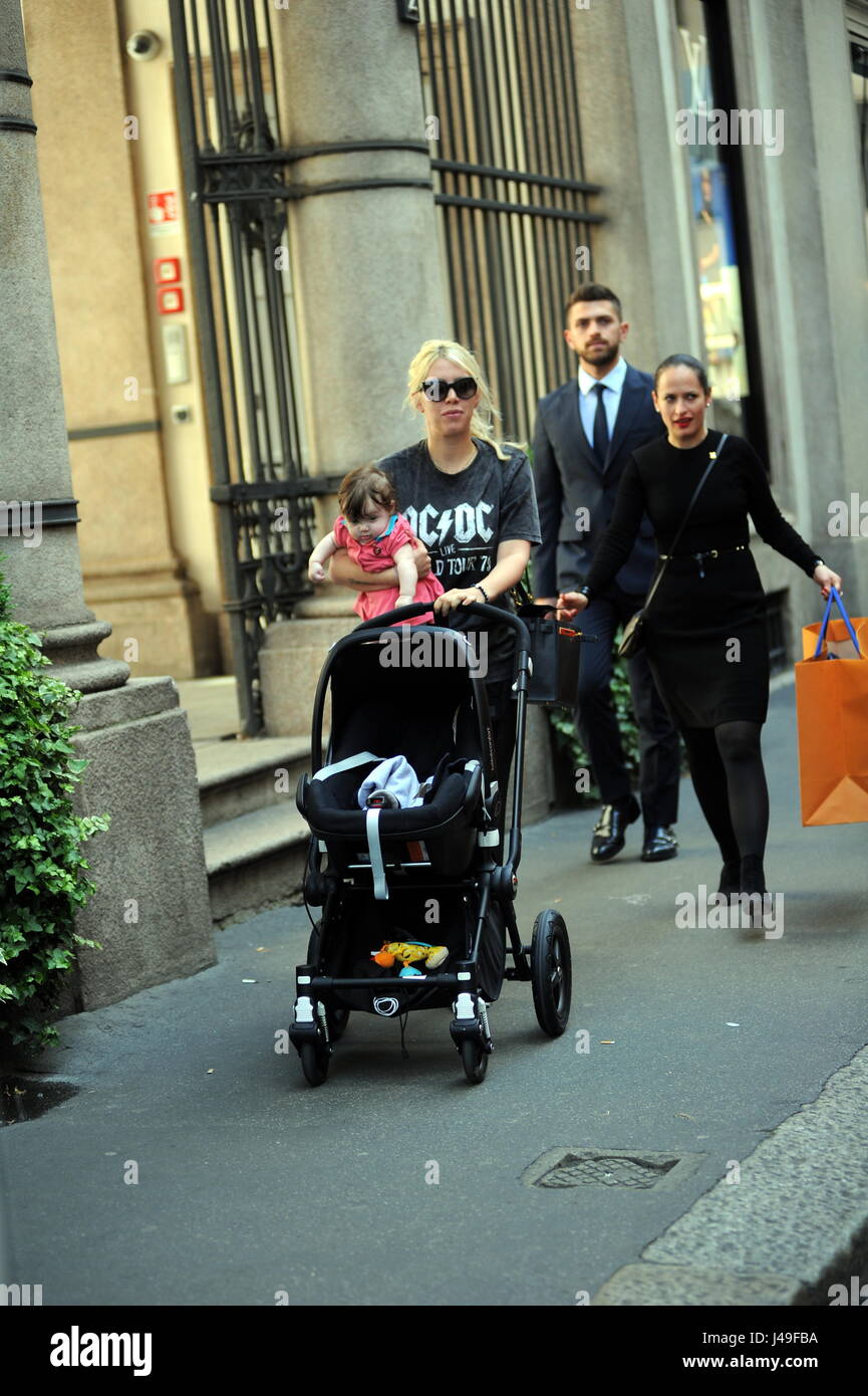 Mailand, Wanda Nara Einkaufszentrum mit Baby und Fahrer Wanda Nara kommt in  die Mitte zusammen mit kleinen Isabella und nachdem er "GUCCI" verbindet  sie auch die "LOUIS VUITTON" Boutique zum Shoppen. Sie