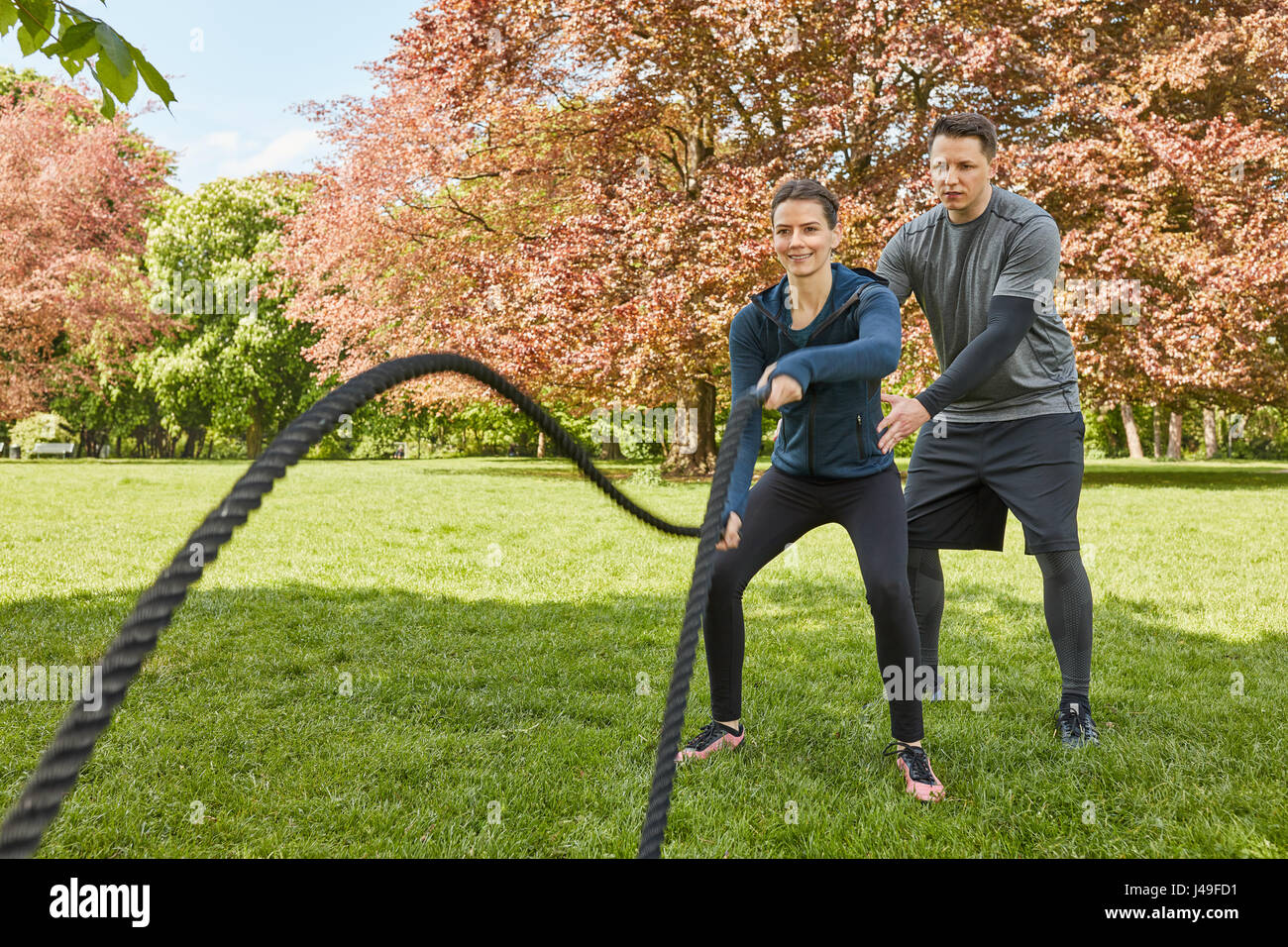 Schlacht-Seil mit Personaltrainer in Crossfit Privatstunde Stockfoto