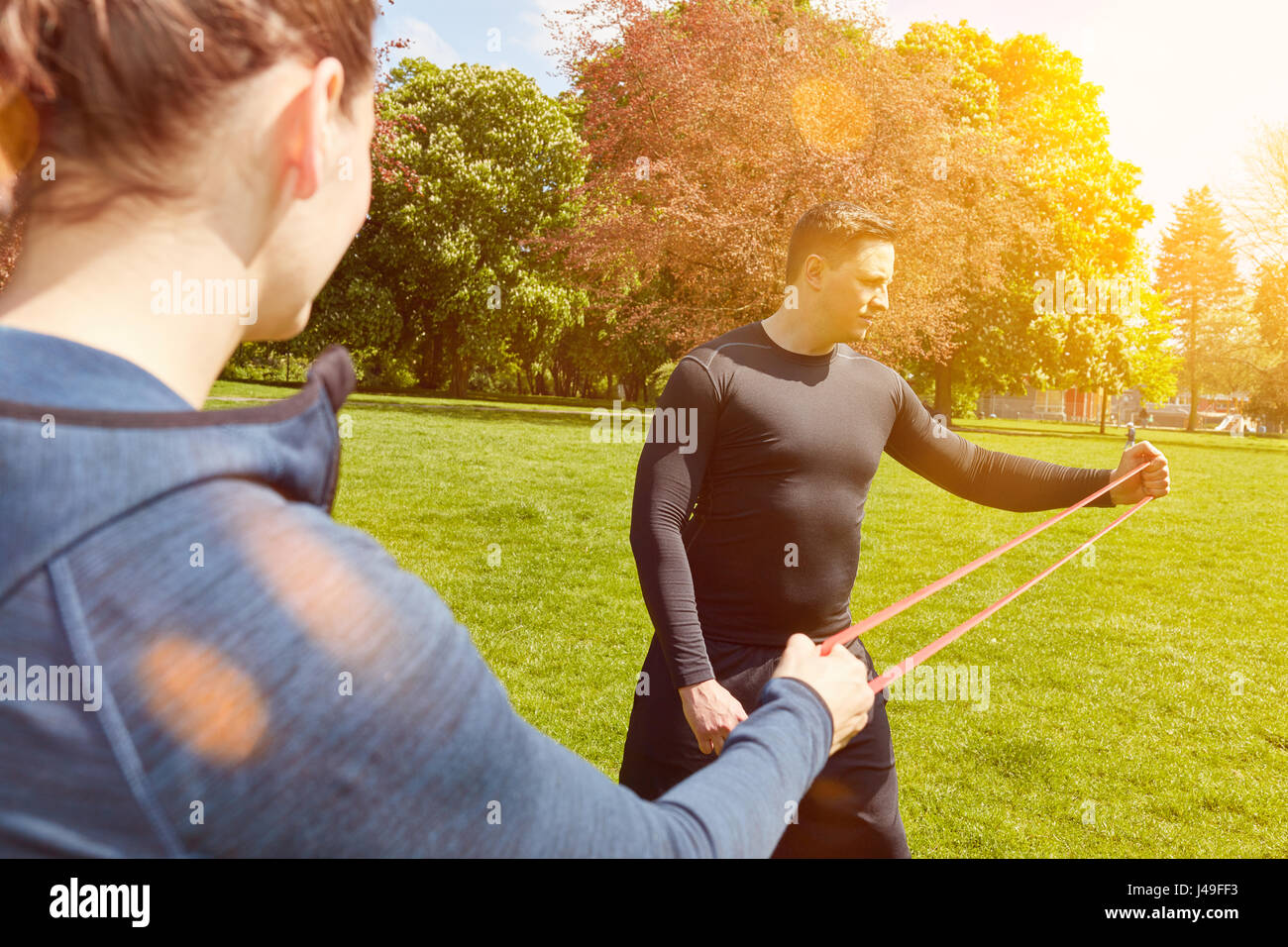Mann Übung macht mit Gummiband im Park im Sommer Stockfoto