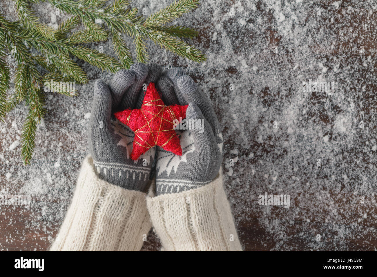 Xmass roten Sternen in Händen der Mädchen Stockfoto