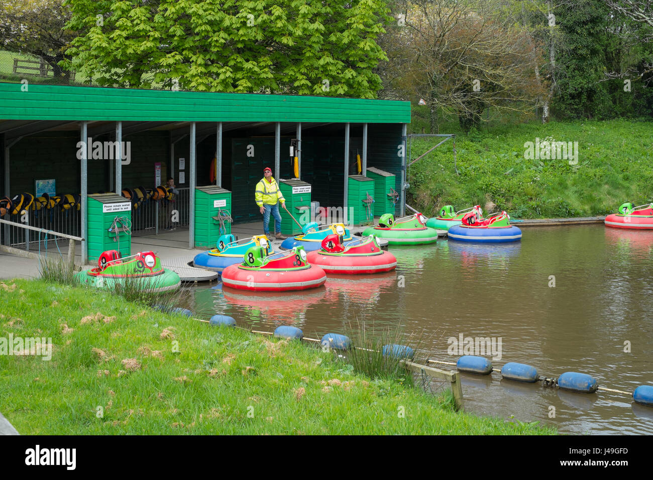 Stoßstange Boote fahren am Wald Familie Freizeitpark, Totnes, Devon, England, Vereinigtes Königreich Stockfoto