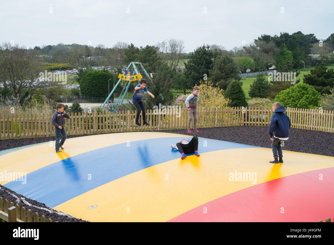Trampolinkissen, Woodlands Family Theme Park, Totnes, Devon, England, Großbritannien Stockfoto