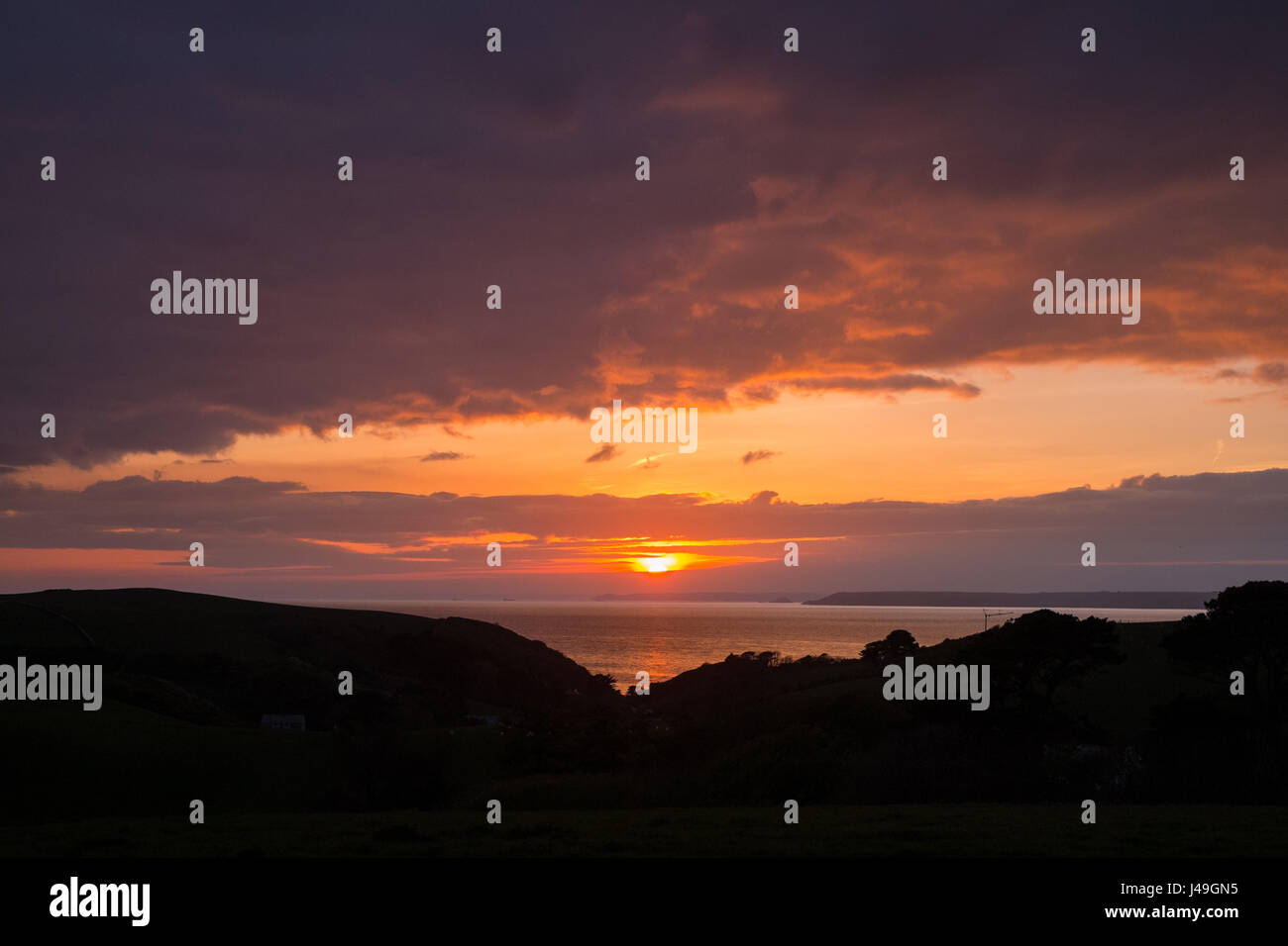 Sonnenuntergang über der Küste von South Devon, Hoffnung-Bucht, Kingsbridge, Devon, England, Vereinigtes Königreich. Stockfoto