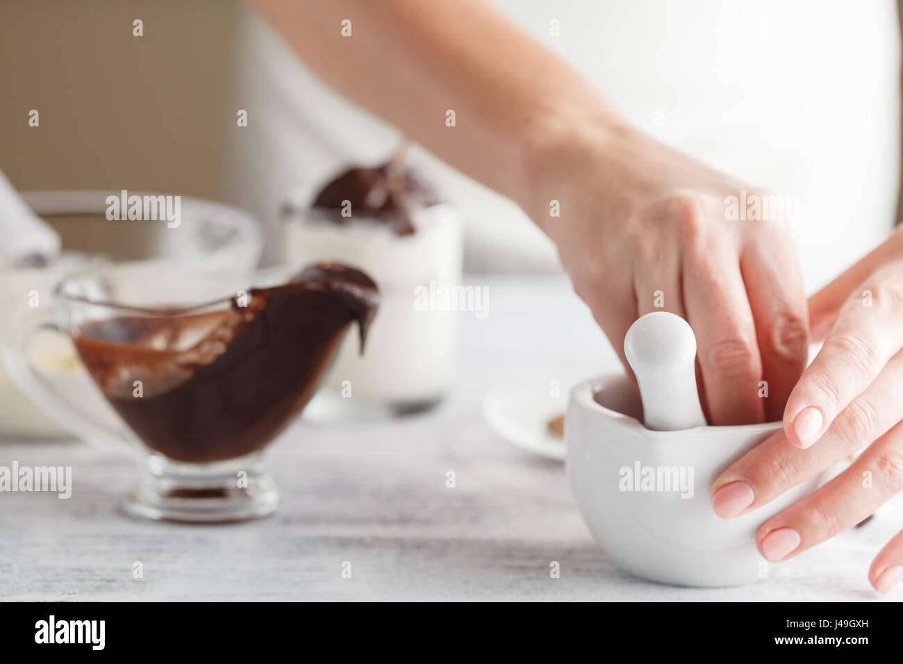 hausgemachte Schokolade Sirup tropft aus einem Löffel in eine Schüssel / eine Meisterklasse in Kochen Schokolade Stockfoto