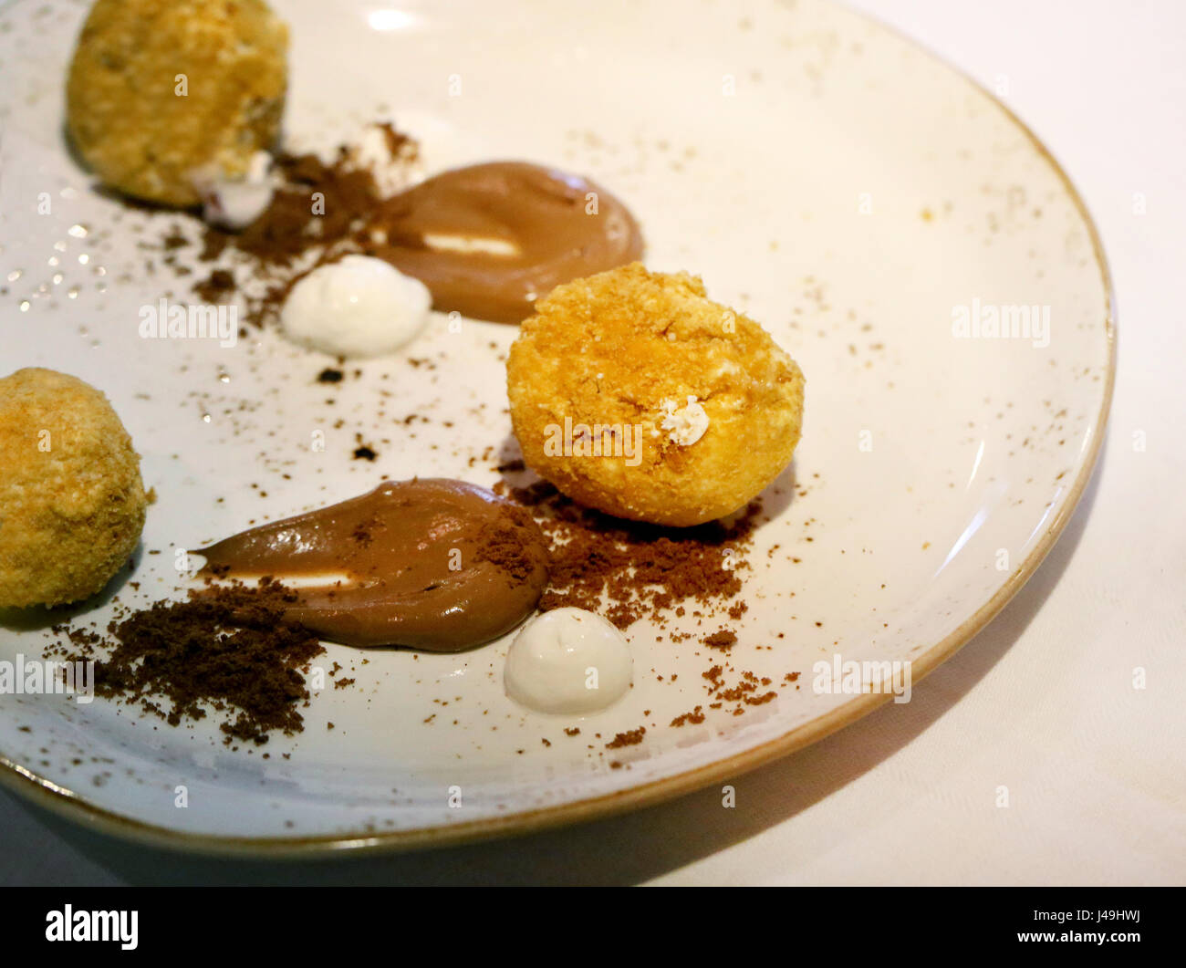 Käsekuchen auf dem Teller. Stockfoto