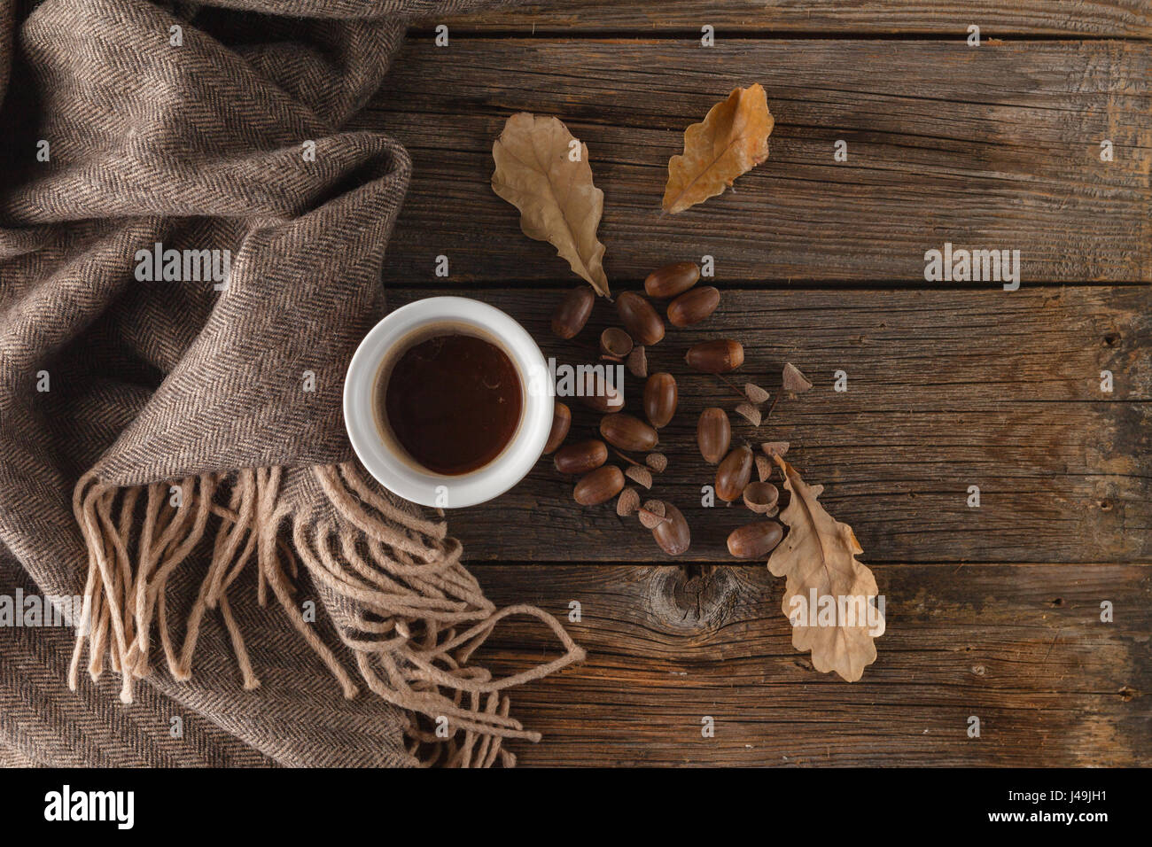 herbstlich warmen braunen Schal und trockenen gelbes Blatt Stockfoto