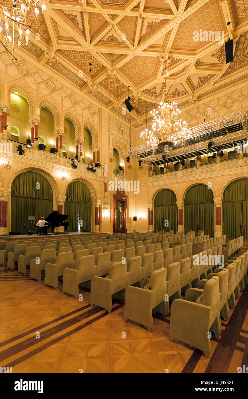 Stock Foto - Vigado Konzertsaal eingeweiht im Jahre 1865 von Franz Liszt ist eine auffallende Mischung aus byzantinischen maurischen und ungarische Motive Stockfoto