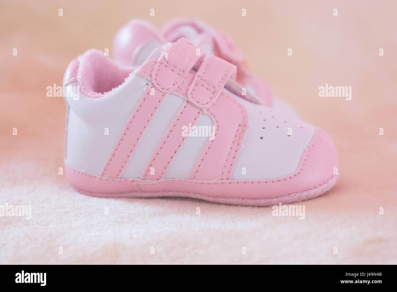 Neugeborene weibliche Rosa Baby Schuhe Stockfoto