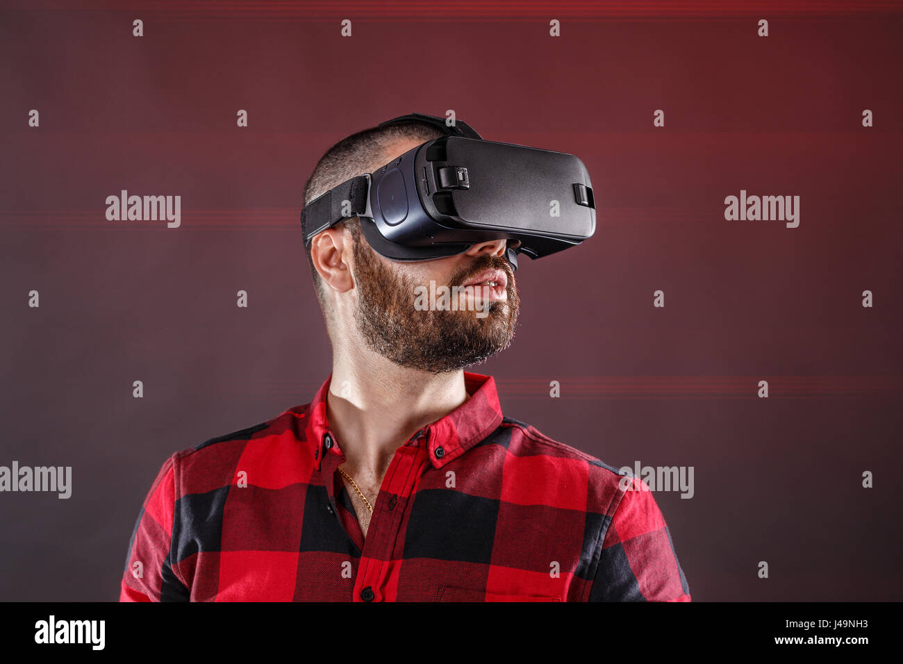 Junger Mann mit VR Brille Kopfhörer Stockfoto