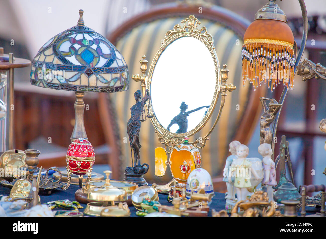 Flohmarkt-Detail des Objets auf sale.blind Gerechtigkeit Puppe in der Mitte in Piran, Slowenien Stockfoto