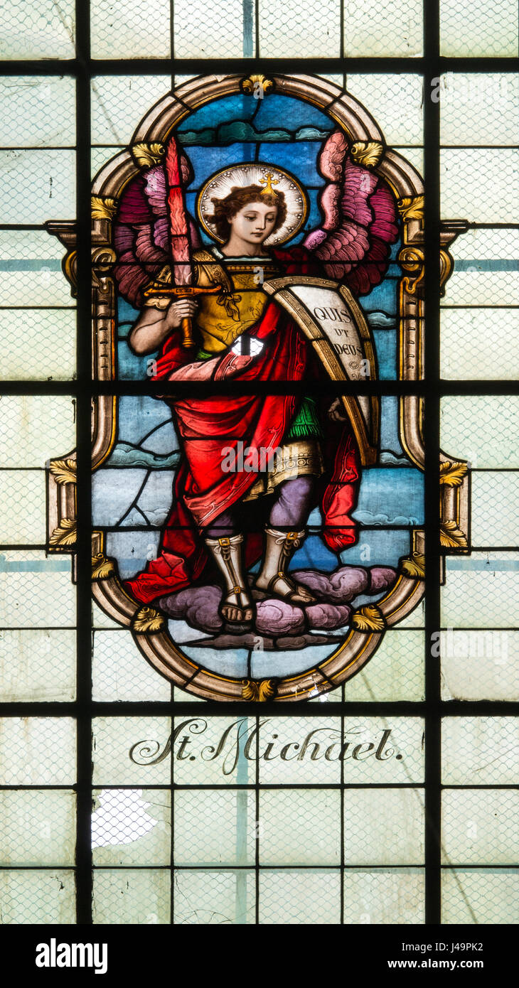 Glasfenster in der Kirche Mariä Heimsuchung in ehemaligen Skoky Dorf, Tschechische Republik Stockfoto