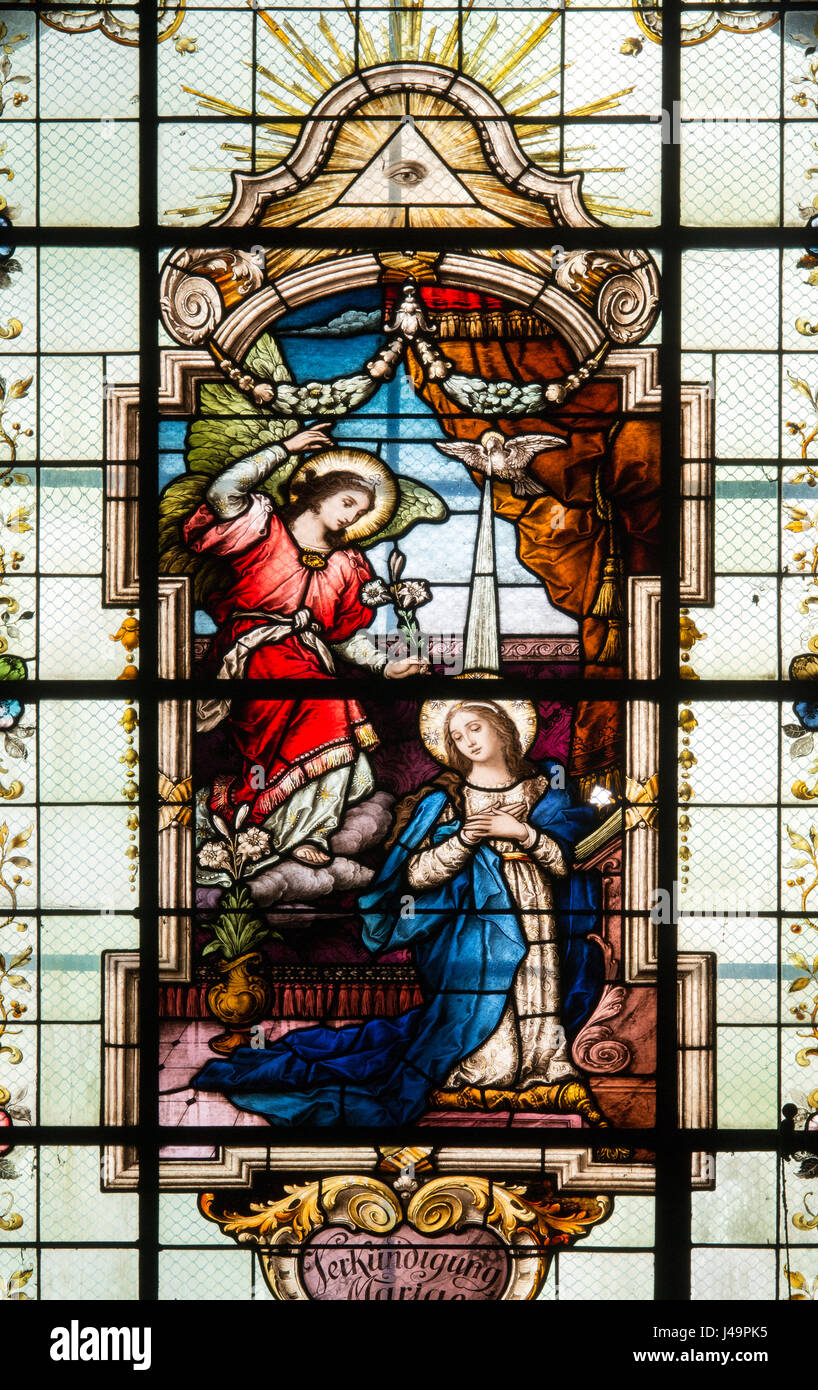 Glasfenster in der Kirche Mariä Heimsuchung in ehemaligen Skoky Dorf, Tschechische Republik Stockfoto