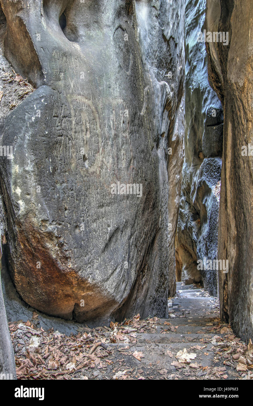 Schmalen Pfad zwischen den Felsen - Mousehole - Felsen-Stadt im Böhmischen Paradies. Das Böhmische Paradies ist das Naturgebiet geschützt. Es wurde in 19 erklärt. Stockfoto