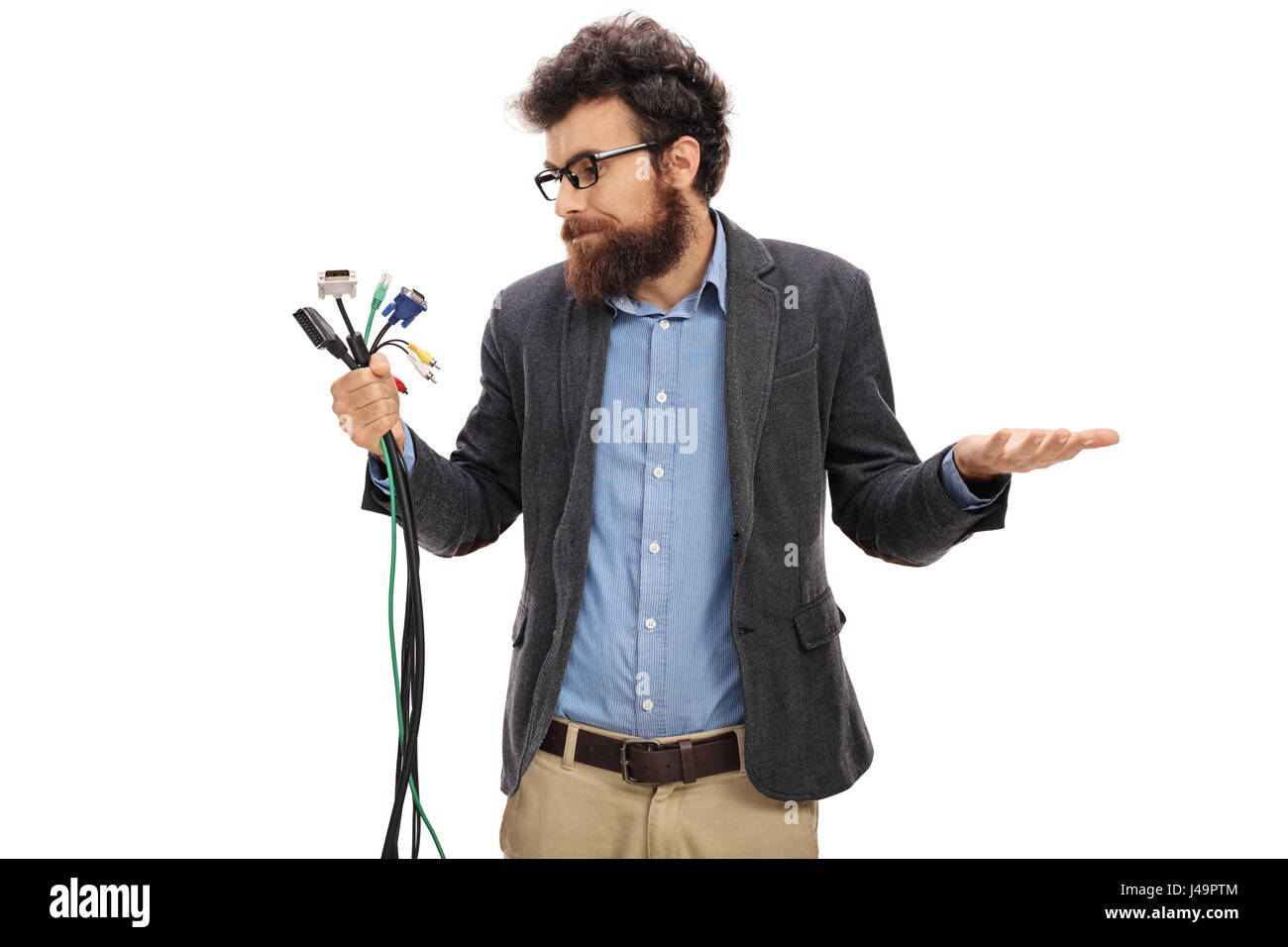 Verwirrten Mann, hält verschiedene Arten von elektronischen Anschlüsse isoliert auf weißem Hintergrund Stockfoto
