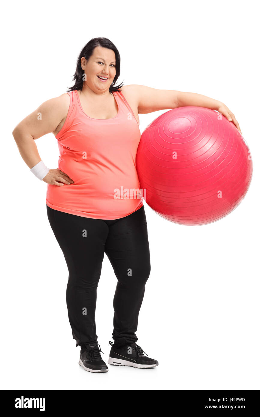 In voller Länge Portrait von eine übergewichtige Frau mit einem Pilates Ball lächelnd isoliert auf weißem Hintergrund Stockfoto