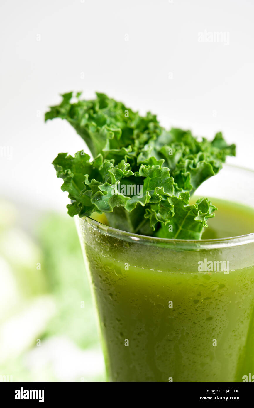 ein Smoothie Grünkohl serviert in einem Glas, gekrönt mit einem Blatt von Kale, auf weißem Hintergrund Stockfoto