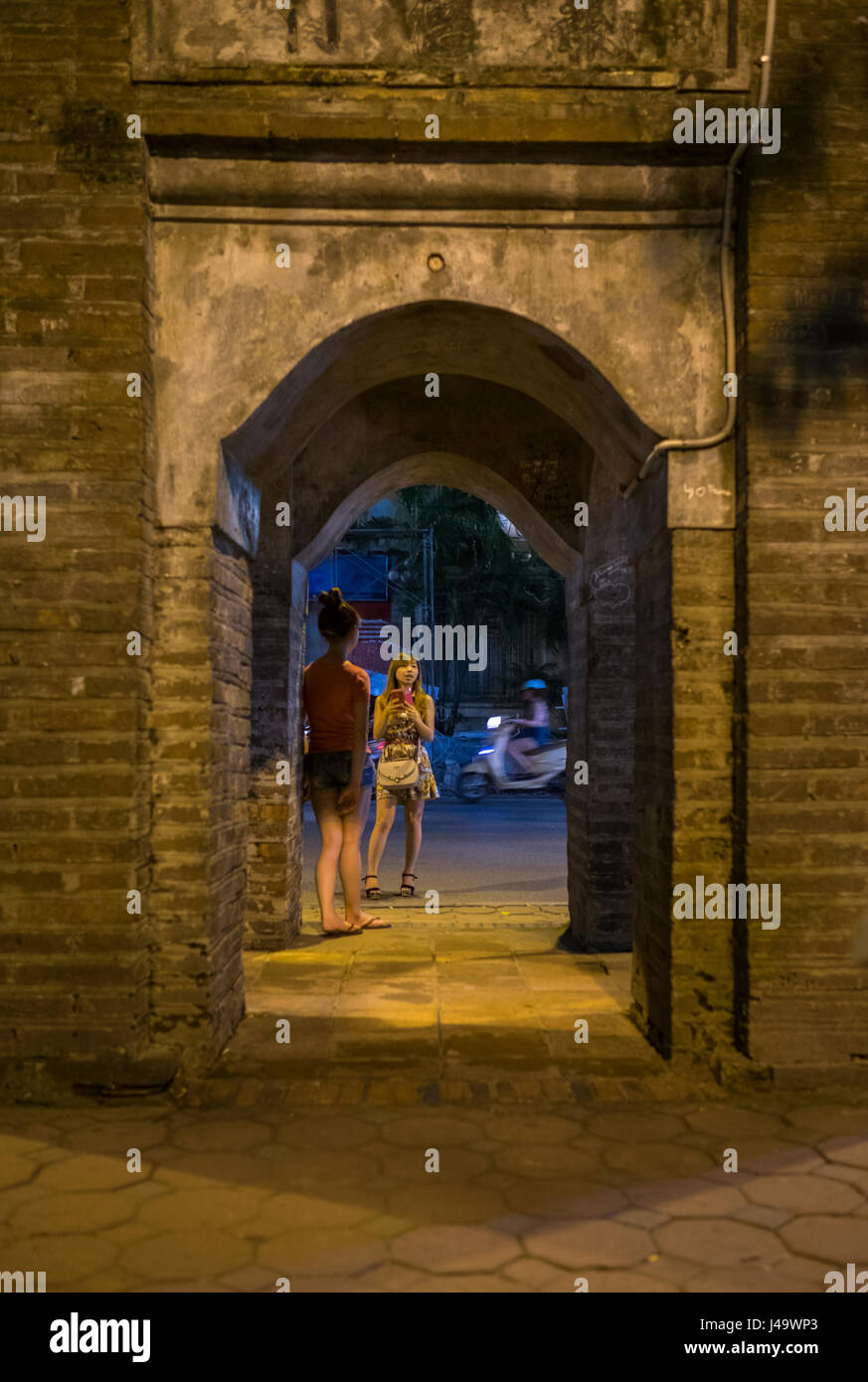 HANOI, VIETNAM - ca. SEPTEMBER 2014: Junge vietnamesische Frauen am Hoan-Kiem-See in der Nacht in Hanoi, Vietnam. Stockfoto