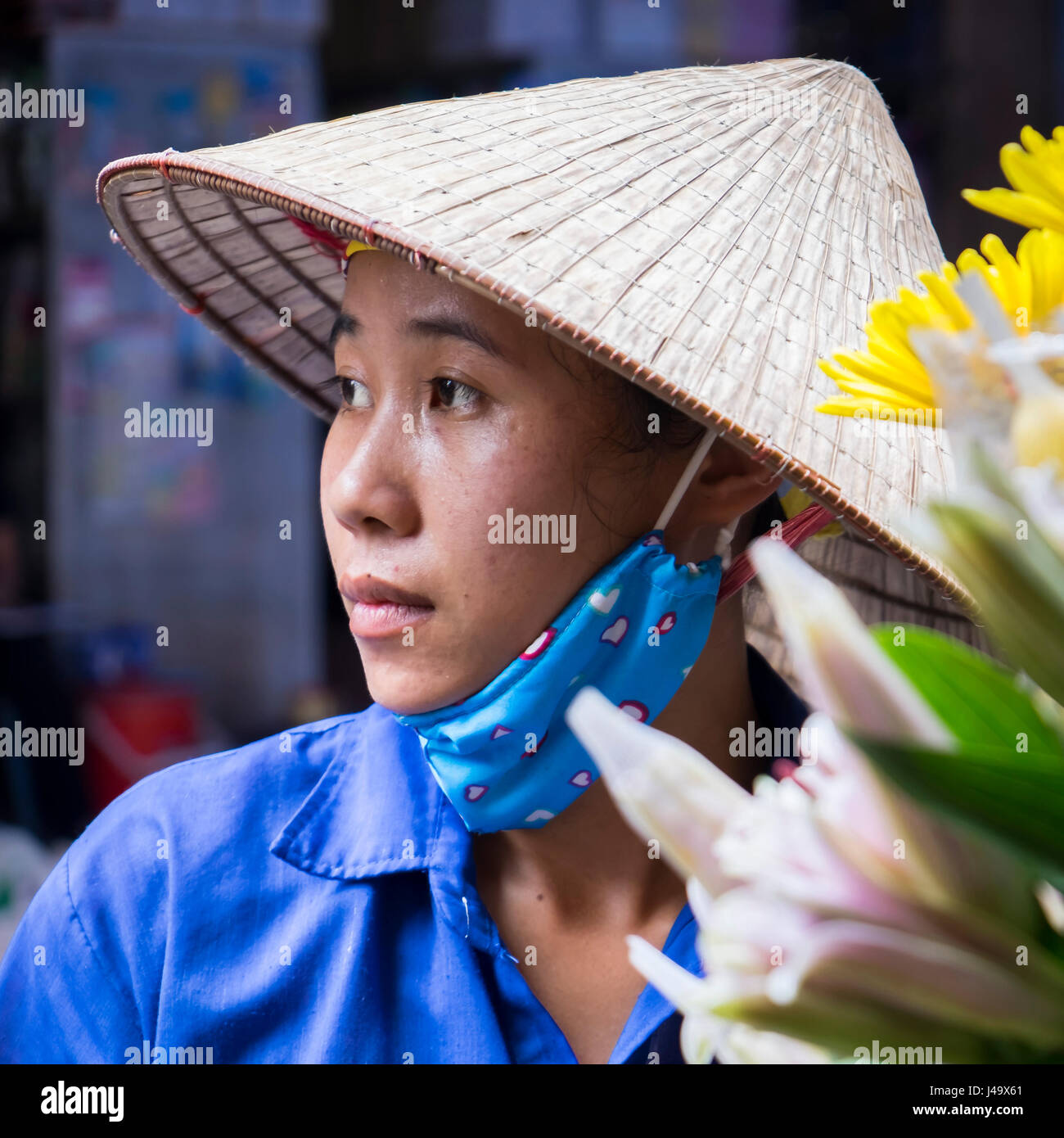 HANOI, VIETNAM - ca. SEPTEMBER 2014: Porträt der Vietnamesin Verkauf von Blumen in den Straßen von Hanoi, Vietnam. Stockfoto