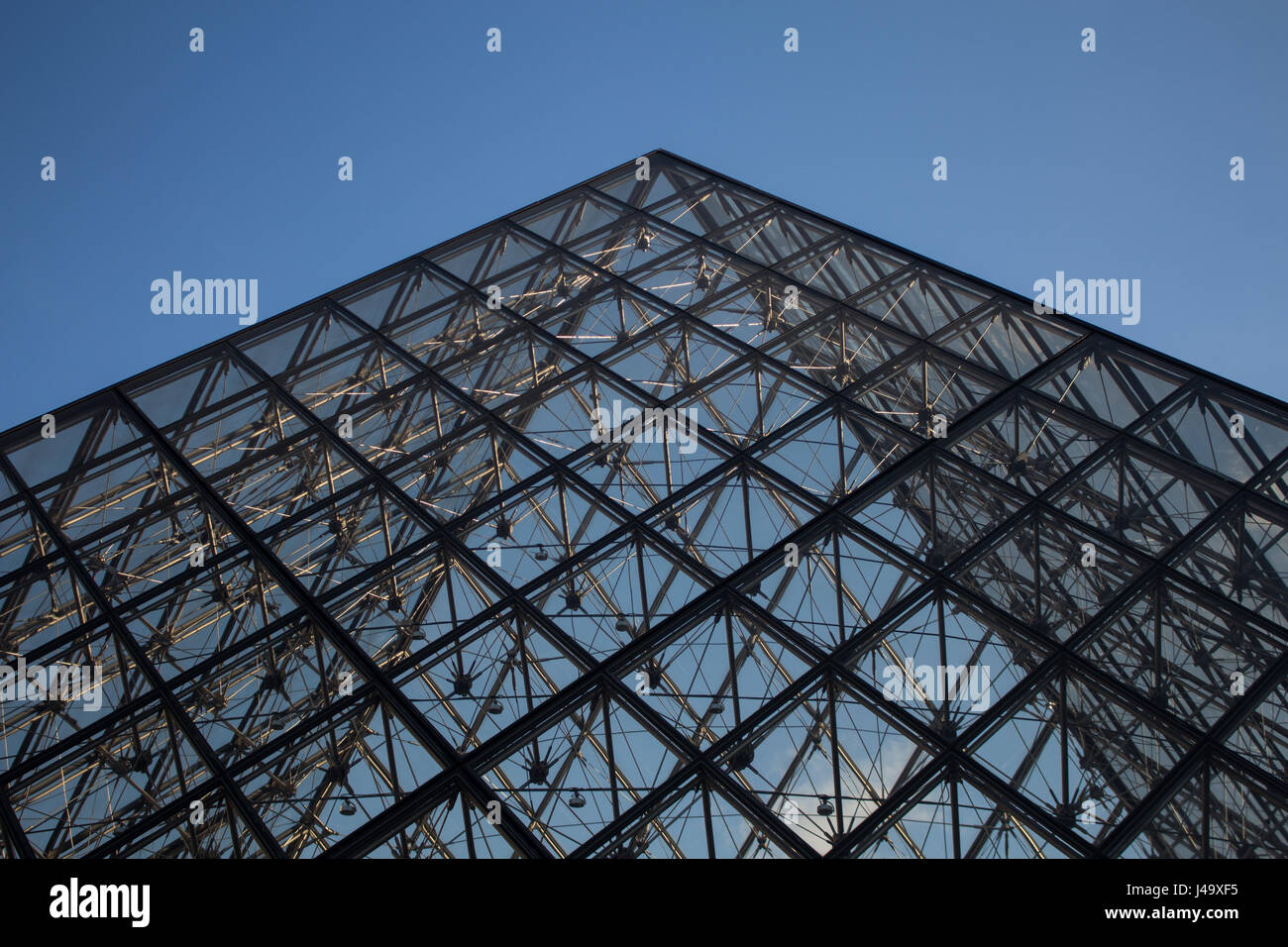 Jardins, Skulpturen et Pyramide du Louvre a de Paris Frankreich un Jour de Soleil Stockfoto