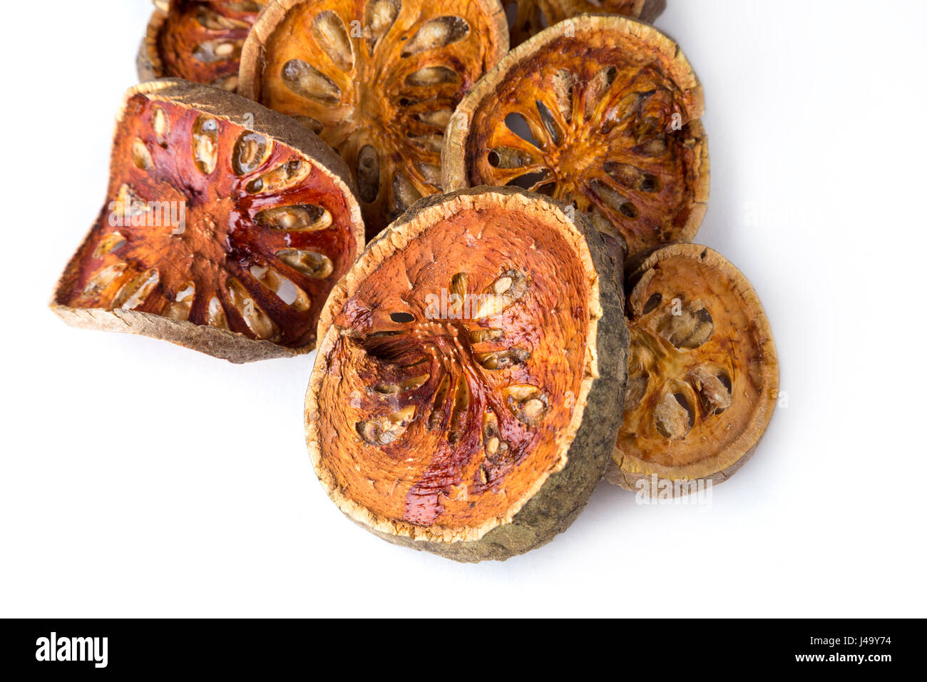 Getrocknete Bael Frucht auf weißem Hintergrund Stockfoto