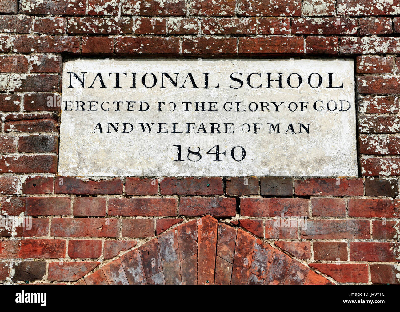 Nationale Schule erbaut 1840, 19. Jahrhundert Kirche von England Schulen, Sculthorpe Norfolk England UK, Detail der Stiftung plaque Stockfoto