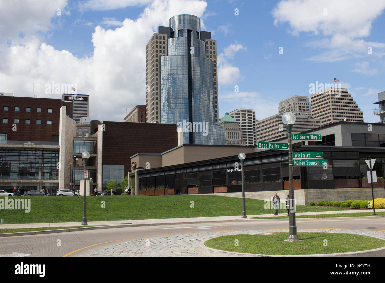 Bild des Scripps Center in Cincinnati, Ohio, mit der U-Bahn auf der linken Seite. Stockfoto