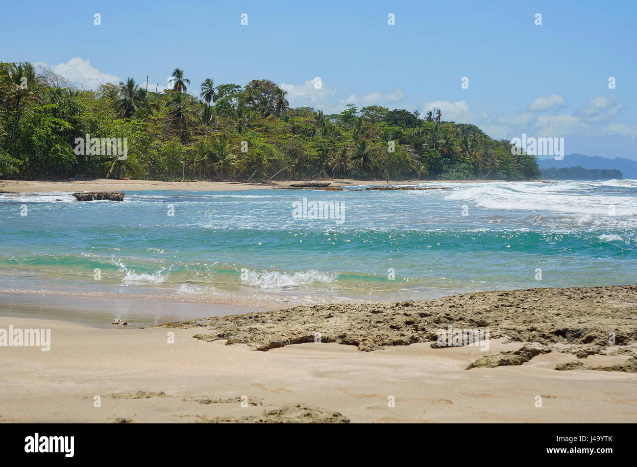 Tropische Küste an der karibischen Küste Costa Rica, Playa Chiquita, Puerto Viejo de Talamanca, Mittelamerika Stockfoto