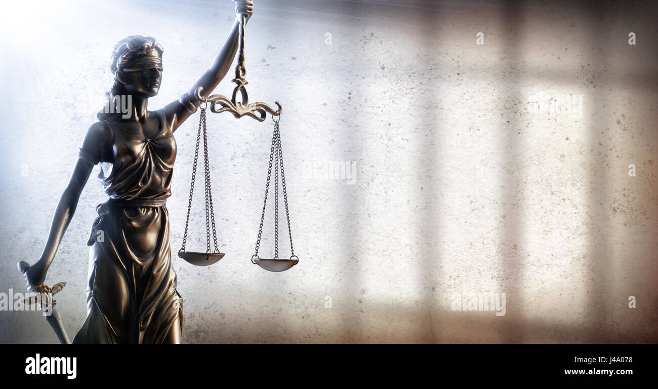Justitia und Gefängnis - strafrechtliche Gerechtigkeit Konzept Stockfoto