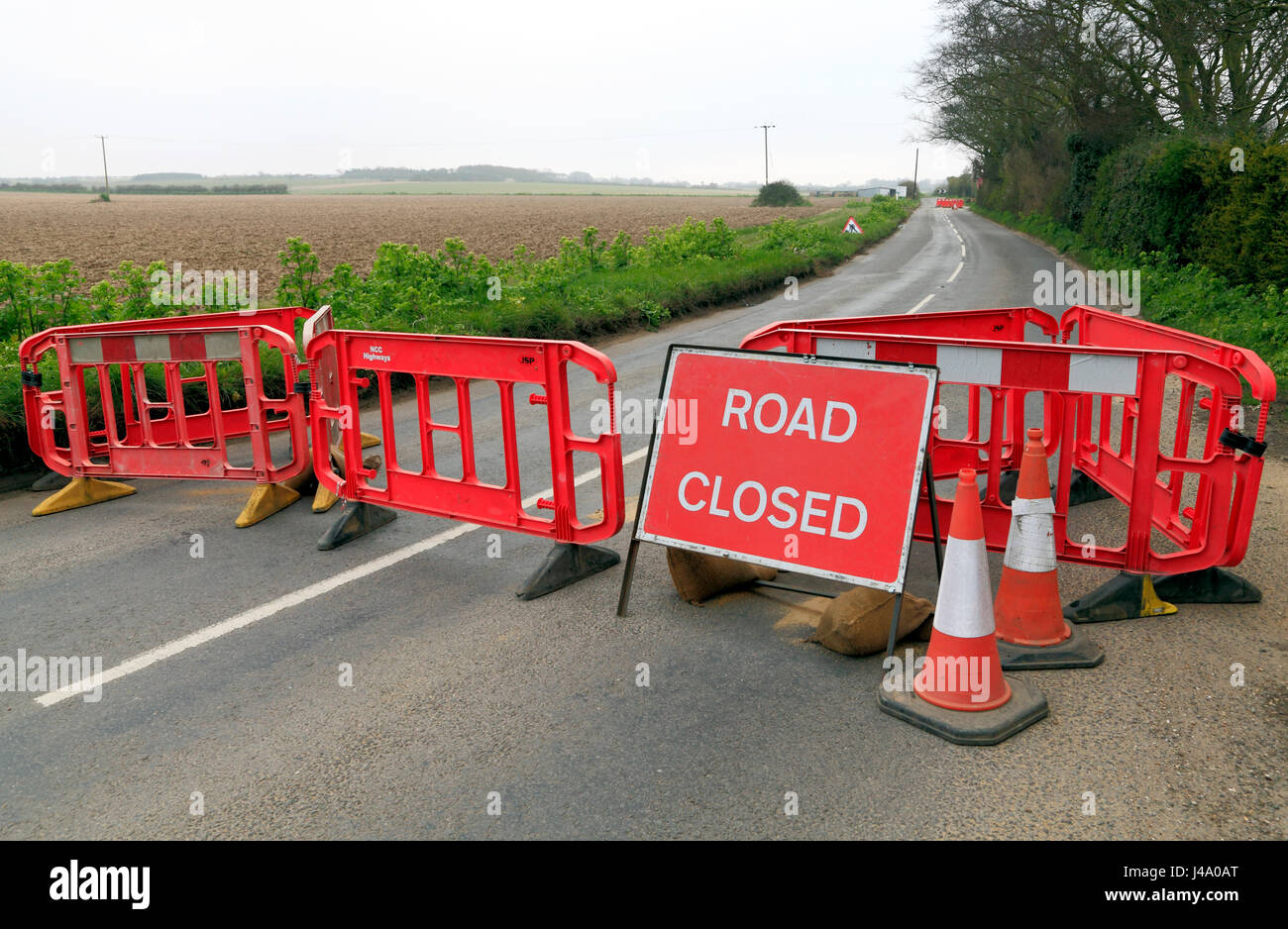 Barrier Straße gesperrt, Hauptstraße, Autobahn Schließung, Norfolk England UK Barrieren Verschlüsse Stockfoto