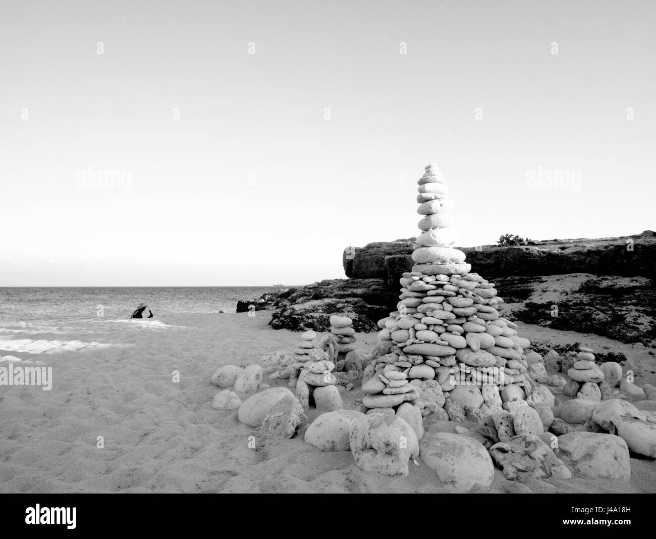 Ein schönes Kunstwerk, genommen in schwarz und weiß aus Stein Stapel Platz oben auf dem Sand in Colibra Island, Baranggay Tambobong, Dasol, Pangasinan. Stockfoto