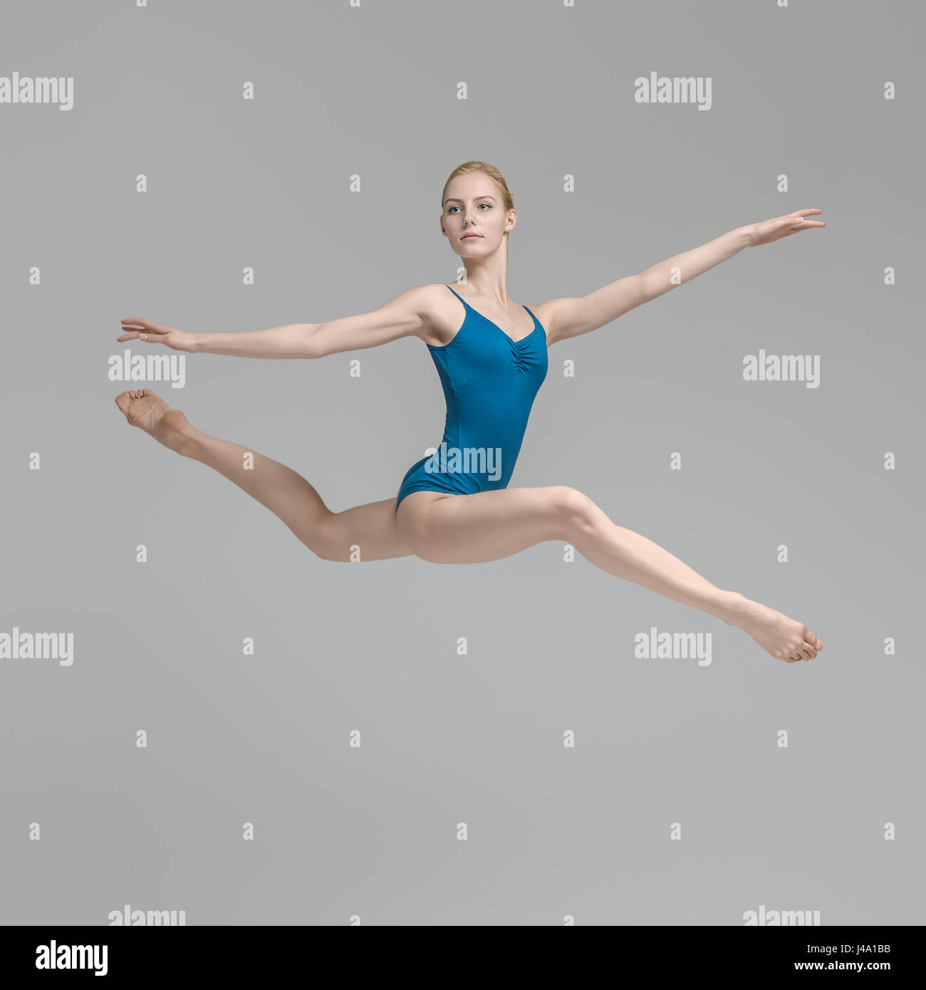 Ballerina posiert im Sprung Stockfoto