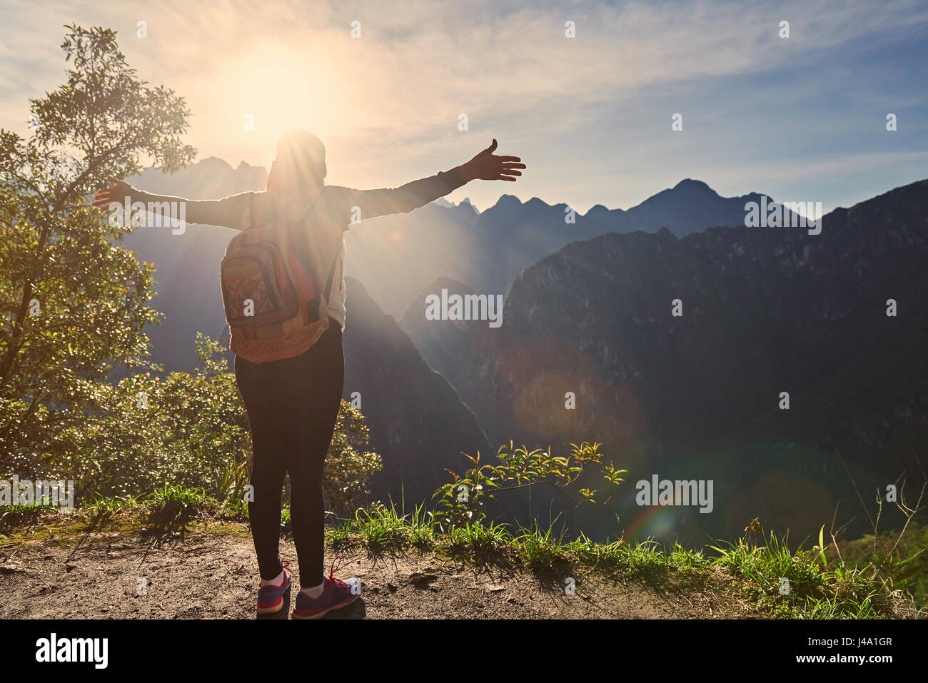 Frau Reisenden treffen neue Tag am Sonnenaufgang Berglandschaft. Erregte Frau aufstehen mit Händen Stockfoto