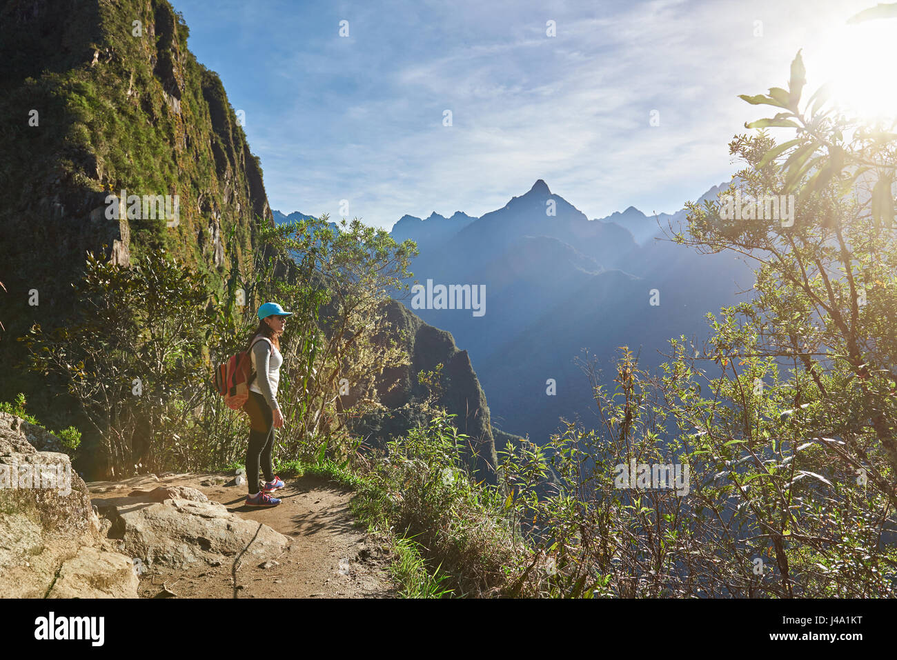 Frau auf aktive Ferien stehen auf Felsen rund um schöne Berglandschaft Stockfoto